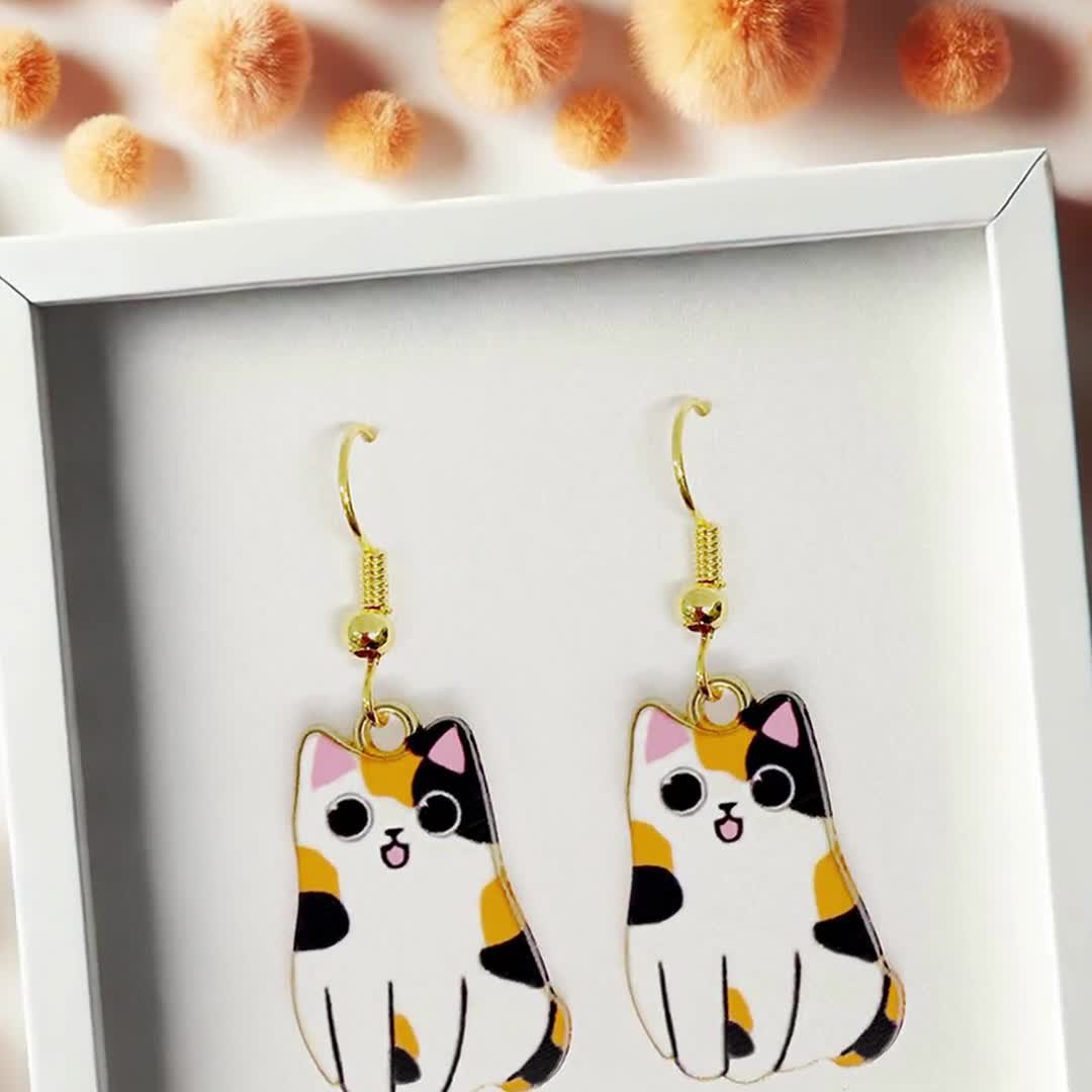 Adorabili orecchini pendenti a forma di gatto calico, placcati in oro 18k, regalo di gioielli kawaii per gli amanti dei gatti, divertente accessorio a forma di animale - ERA-A004-1 - Italia