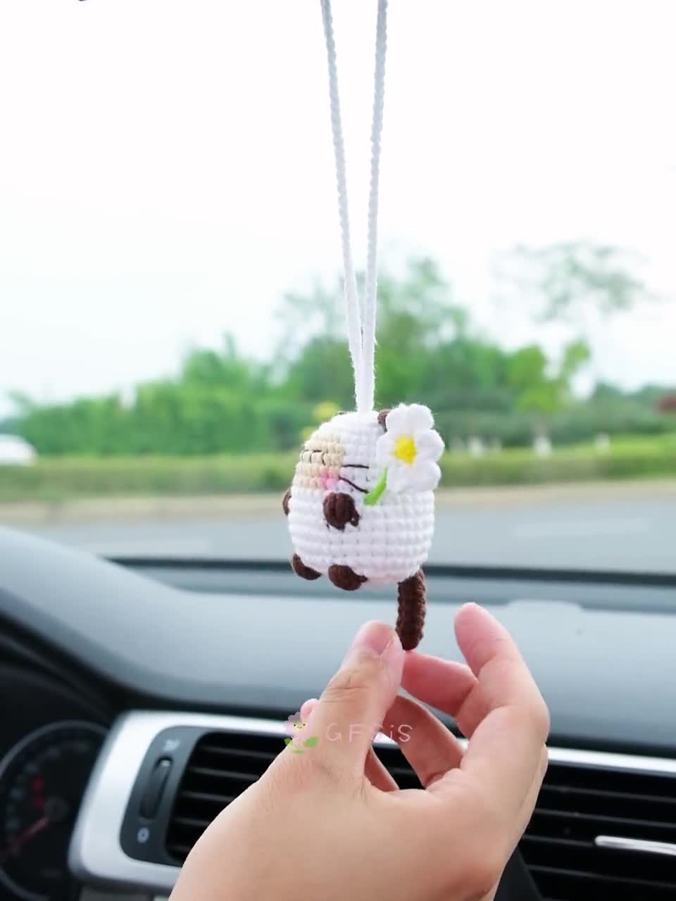 Ciondolo Auto Fiore Bianco Fatto a Mano all'Uncinetto con Campanelli Ornamento da Appendere per Specchietto Retrovisore Auto Decorazioni Interni Accessori Auto Donna Estetici Regalo per Macchina Nuova