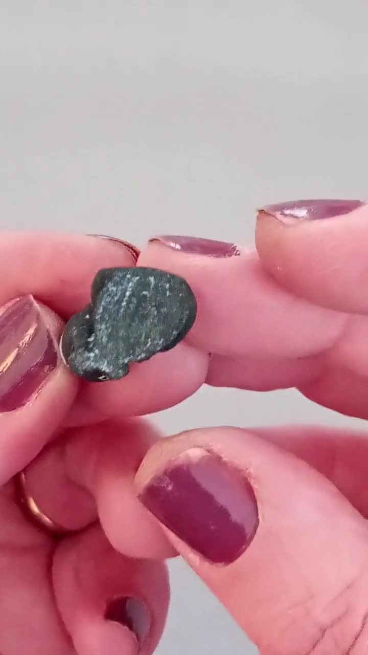 【VINTAGE UK】英国 チルターン社 ブラックキャット ラベル残 レア Victorian Black Cat Pressed Glass Cracker Charm - Rare Lucky Fob