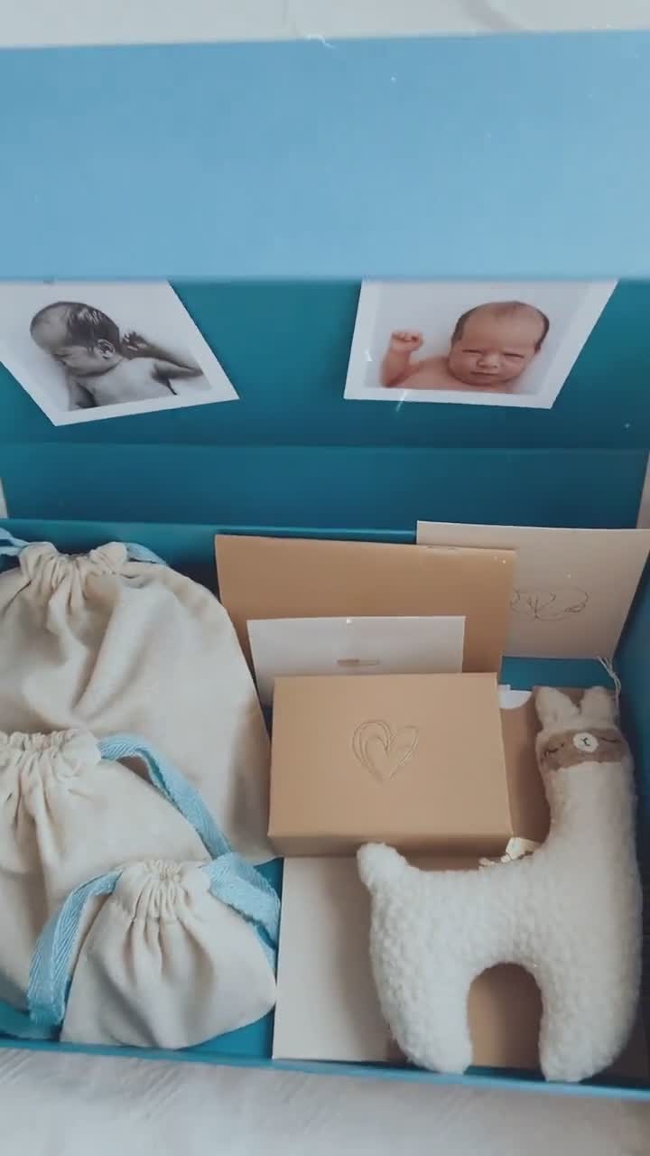 Baby Box Shop - Regalos para bebé niña en un juego de regalo para bebé.  Esta caja de recuerdos para niña incluye artículos esenciales para bebés