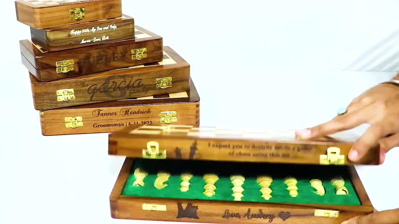 KOKOSUN Set di scacchi da viaggio tradizionale, scacchiera magnetica pieghevole e facile da trasportare, giocattoli educativi/regalo per bambini e adulti (16,5 x 16,5 cm, pezzi in bianco e nero