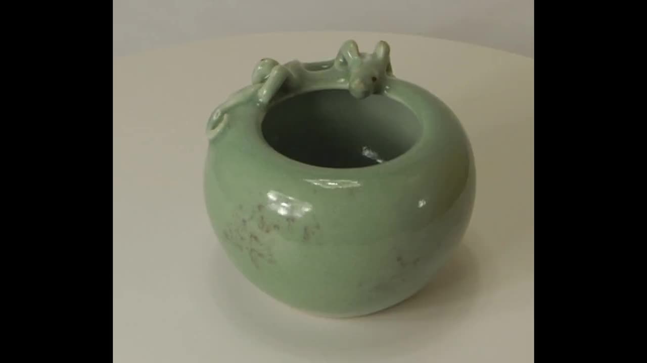 清朝時代の中国製青磁の花瓶または鉢、縁にサンショウウオが