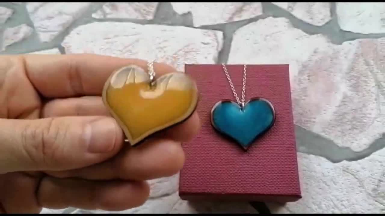 Ciondolo cuore in resina e legno, ciondolo fatto a mano, collana cuore  personalizzabile in legno e resina, ciondolo amore brillante -  Italia