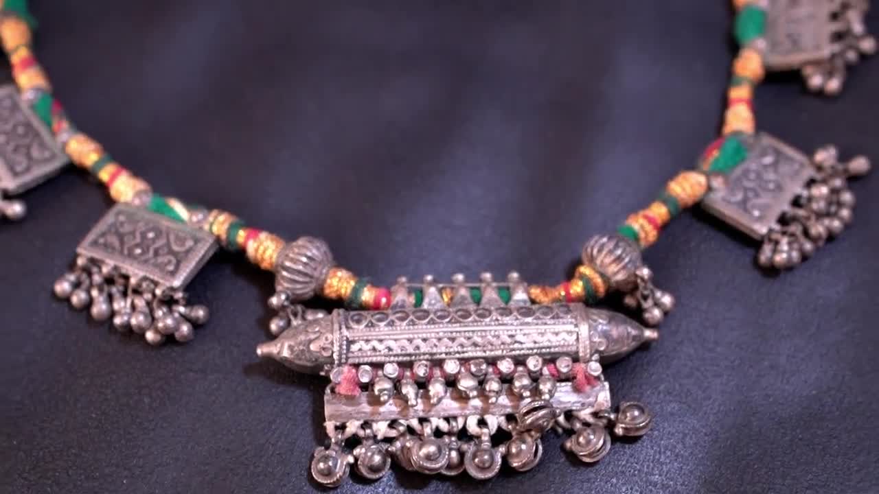 タヴィーズ付きの古代インドのネックレス - Etsy 日本