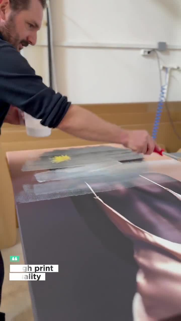 Cuadro en lienzo de Tarsila do Amaral Morro da Favela – Listo para colgar – Arte latino – Regalo para amantes de la cultura brasileña y el arte modernista video poster