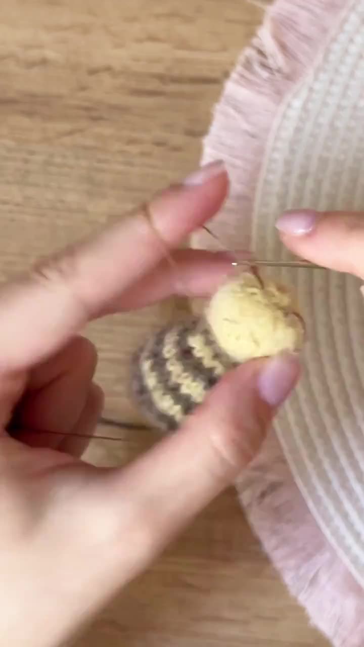NOVO! Molde em PDF para tricotar o brinquedo "Abelhinha" em INGLÊS - Tutorial de como tricotar um brinquedo "Abelhinha" video poster