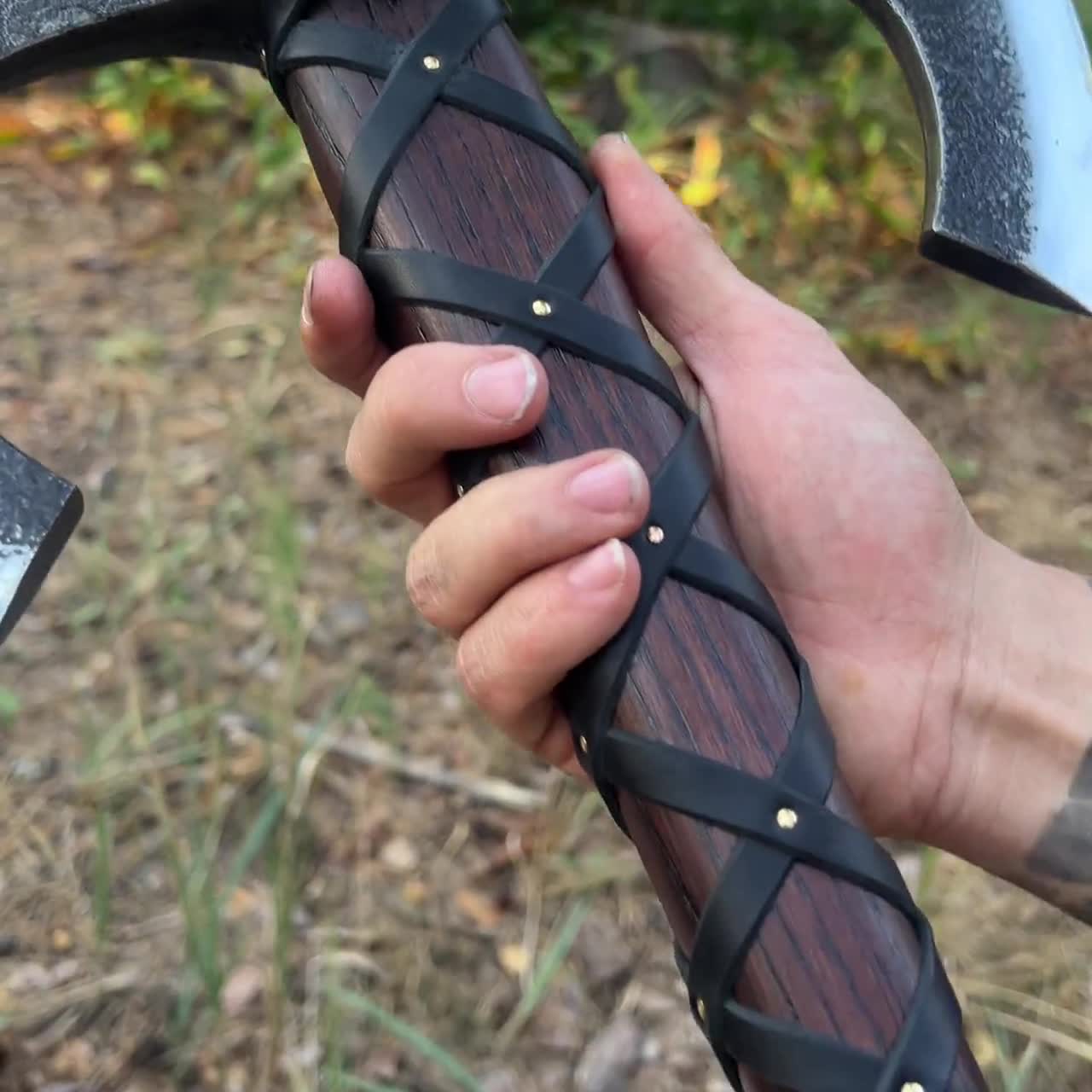 手鍛造の両刃バイキング斧、カスタム刻印入り鞘付き双頭ロング斧