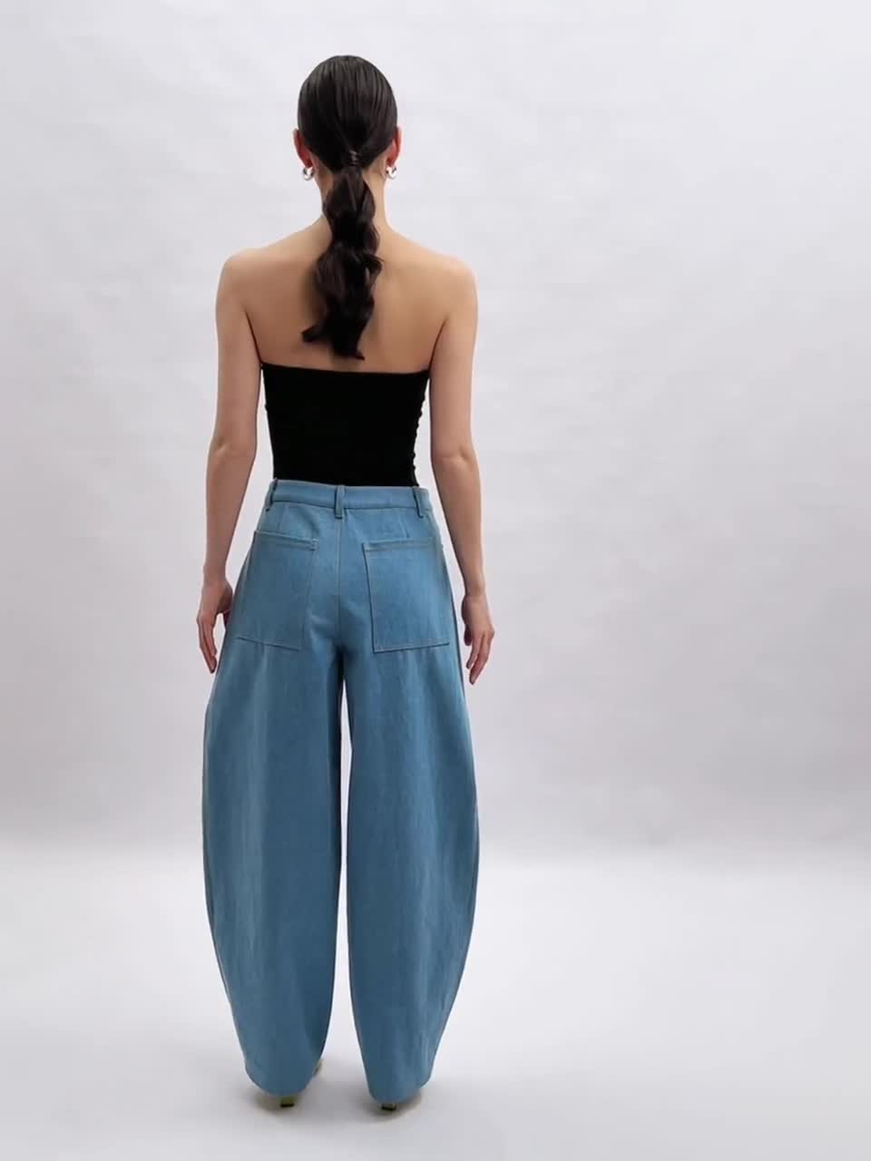 I top senza spalline dominano la moda dell'estate 2024
