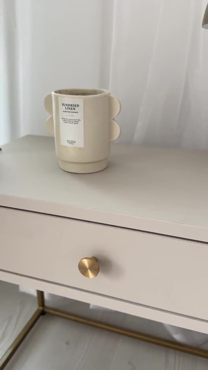 Beigefarbener Nachttisch mit Schublade in Kaschmirfarbe – Schmaler Nachttisch DARCY mit Schublade für das Schlafzimmer auf goldenen Beinen video poster