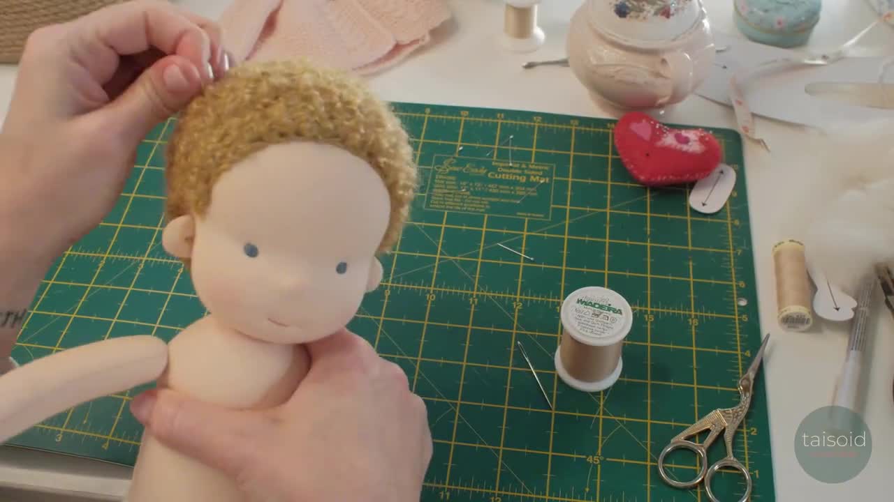 ウォルドルフ人形の作り方のビデオチュートリアルから人形の髪の毛の