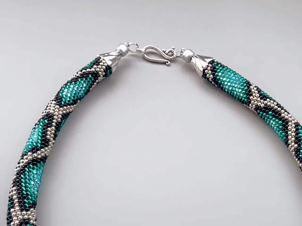 ビーズクロッシェの青い蛇のネックレスとブレスレットを作るキット