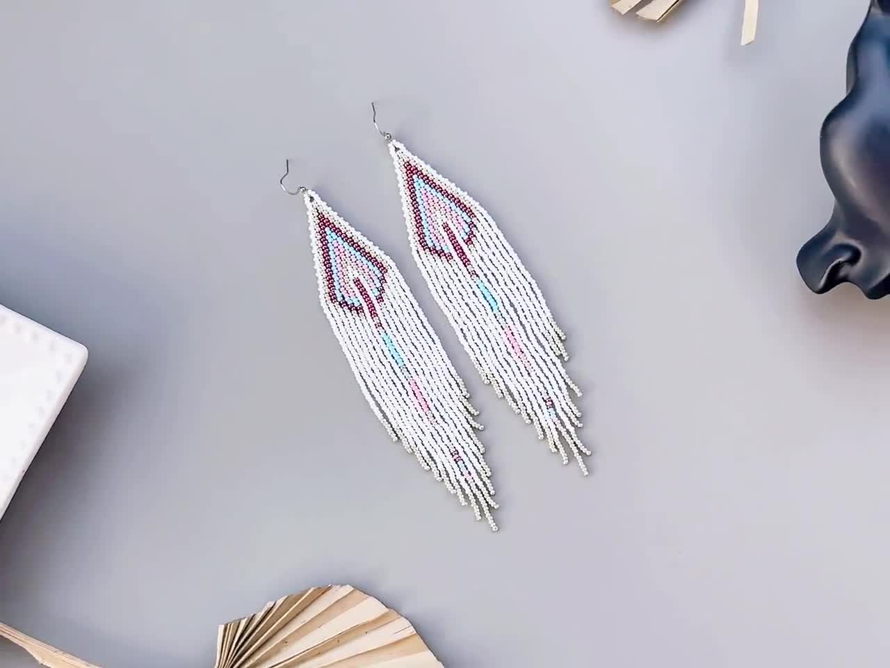 JP606 Orecchini vintage in stile boho con perline di vetro bianco. Orecchie forate. Nuovo, vecchio stock. - Italia
