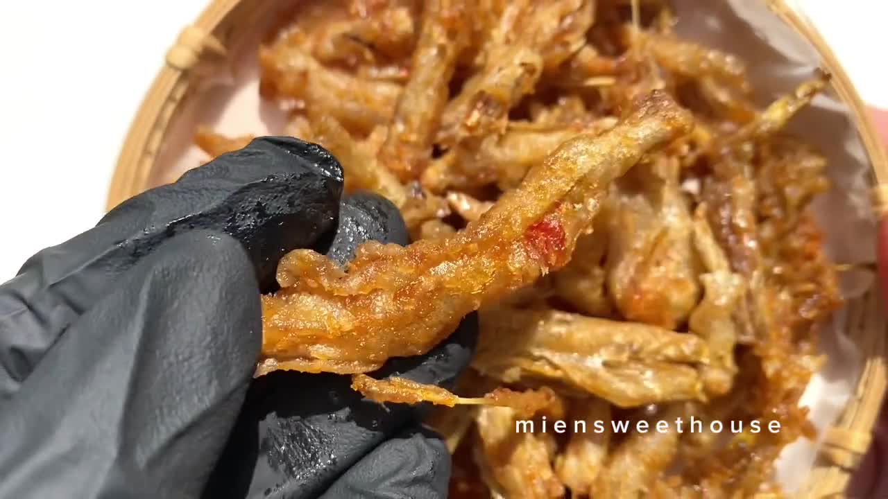 ベトナムのビーガン アンチョビ スナック - 植物ベースの Cá Cơm Chay