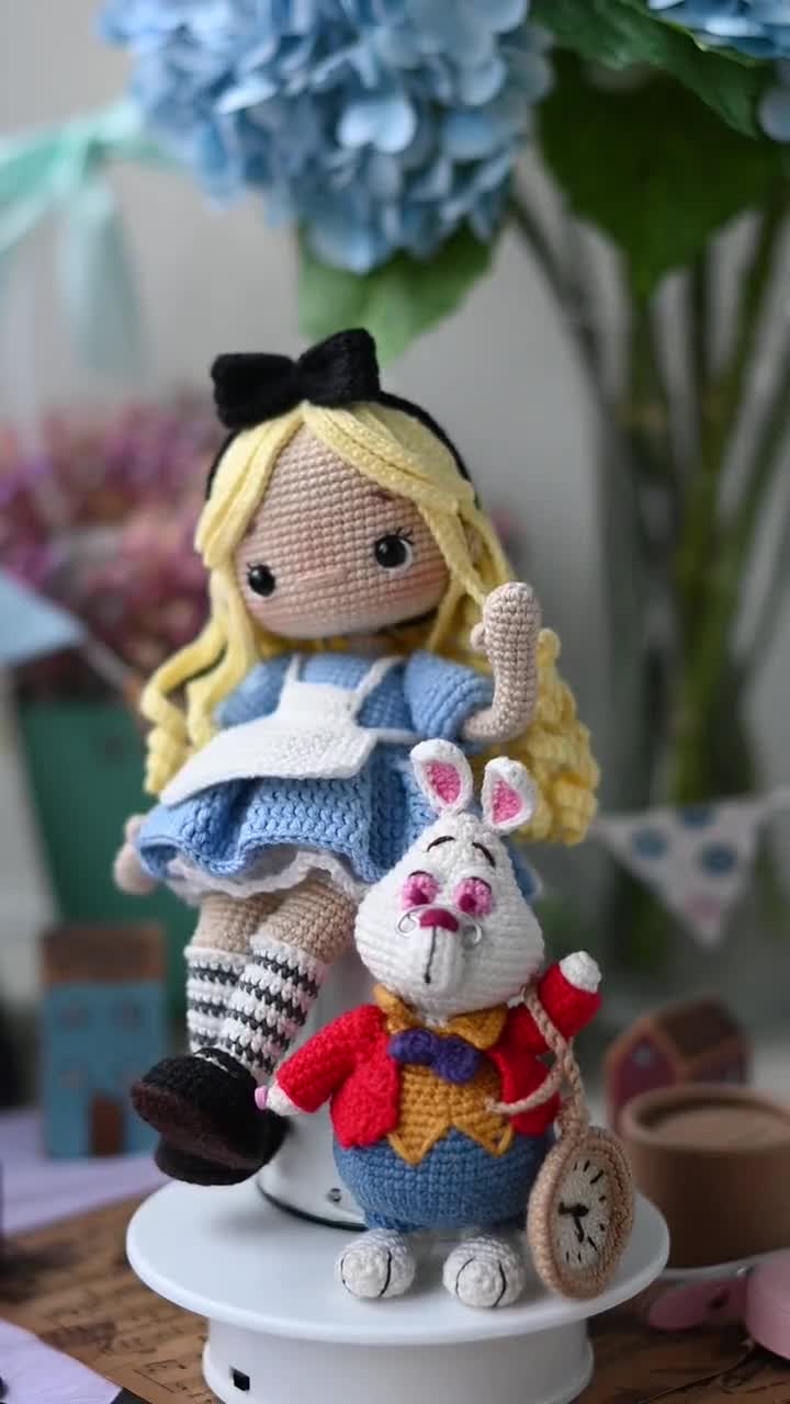 Bianconiglio amigurumi Alice in Wonderland crochet rabbit 
