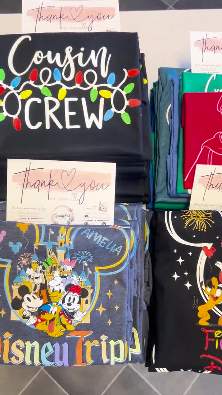 Vacances en famille Disney 2026 chemises assorties voyage en famille, chemise Disney 2026, chemise Disneyworld 2026, chemises assorties disney 2026, chemises Disney video poster