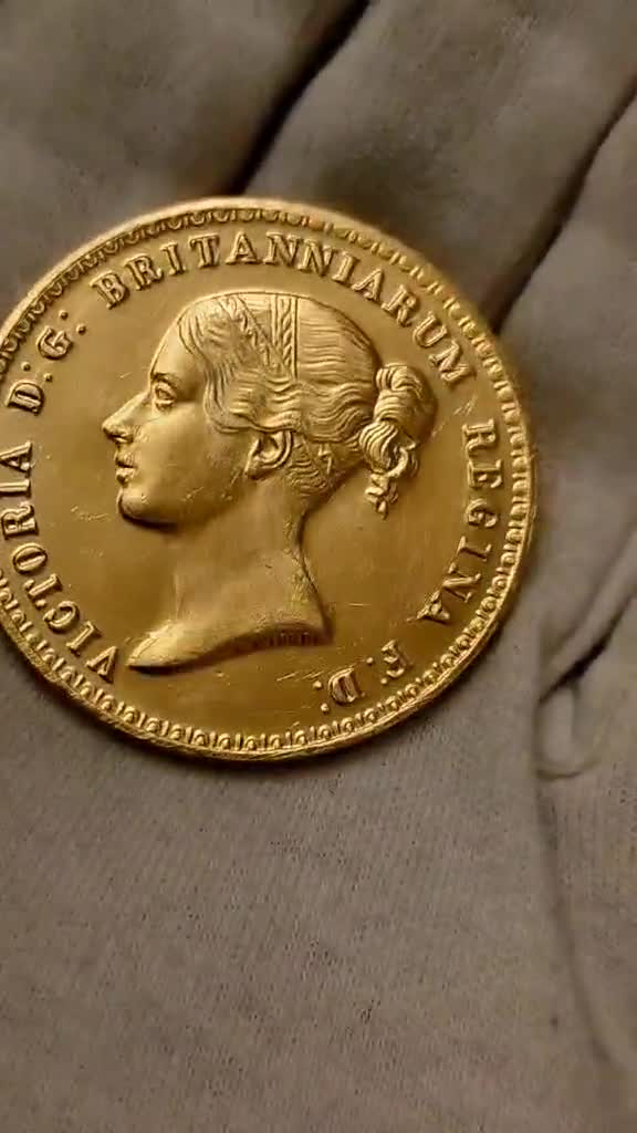 英国ヴィクトリア女王1839年「ウナとライオン」コイン – 金メッキ記念