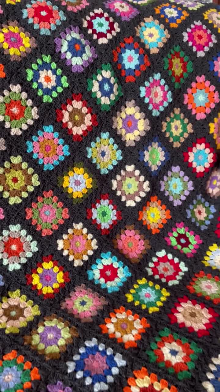 クロシェ編みのデイジーブランケット：カラフルなおばあちゃんの