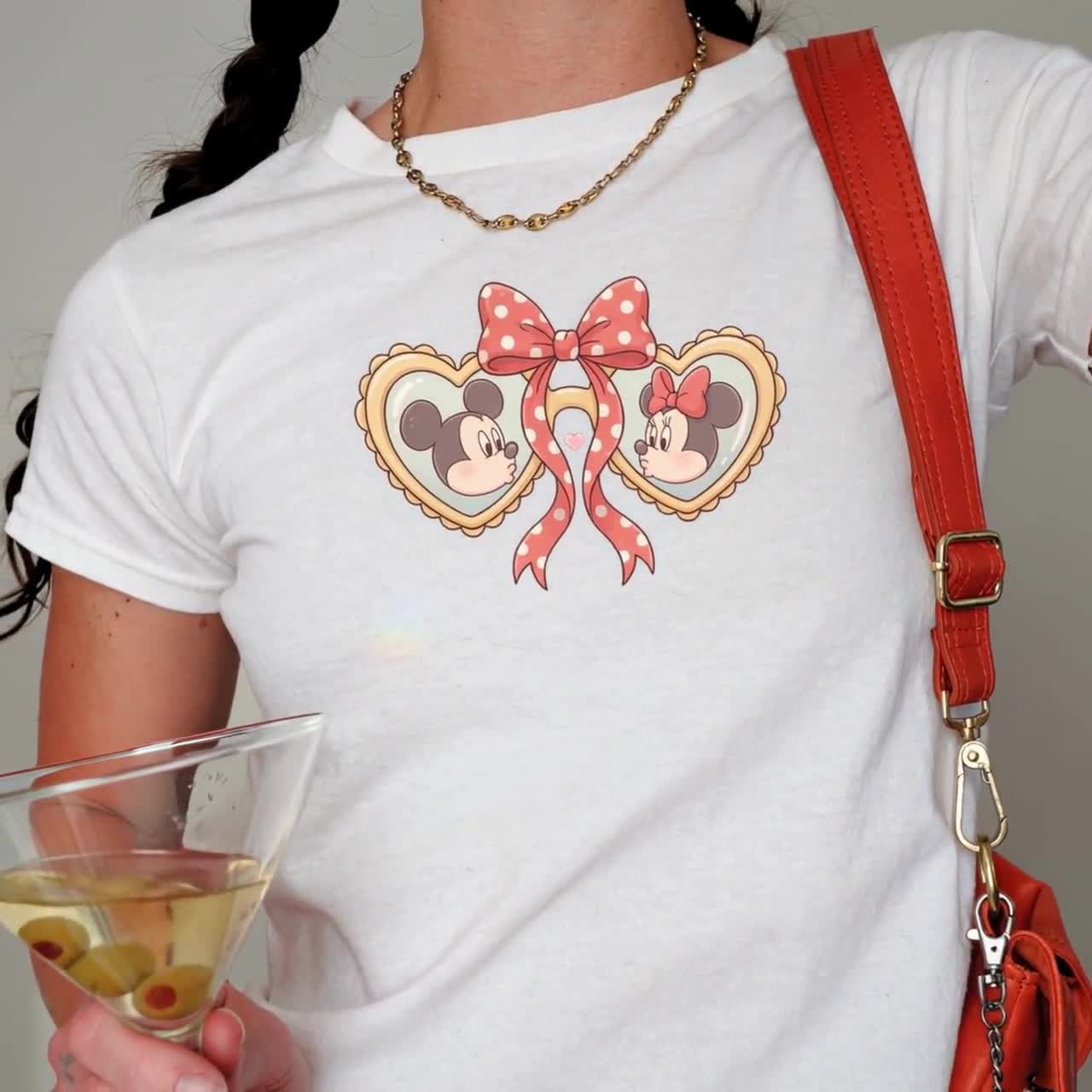 Rode Mickey Minnie medaillon baby-T-shirt, medaillon strik gewas, Minnie Mickey Lover y2k tee, schattige Disneyworld jeugdt-shirt, Coquette tanktop video poster