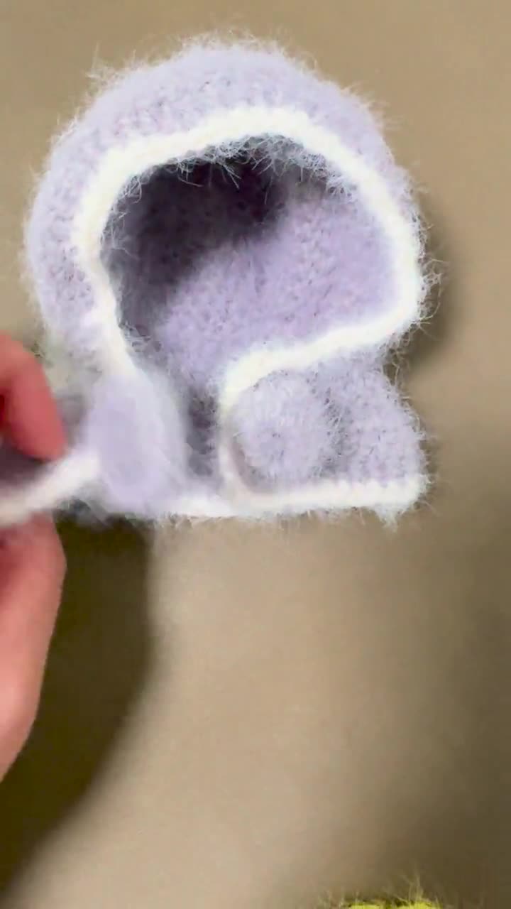 Conjunto Labubu de ganchillo hecho a mano: sudadera con capucha y falda con orejas de conejo video poster