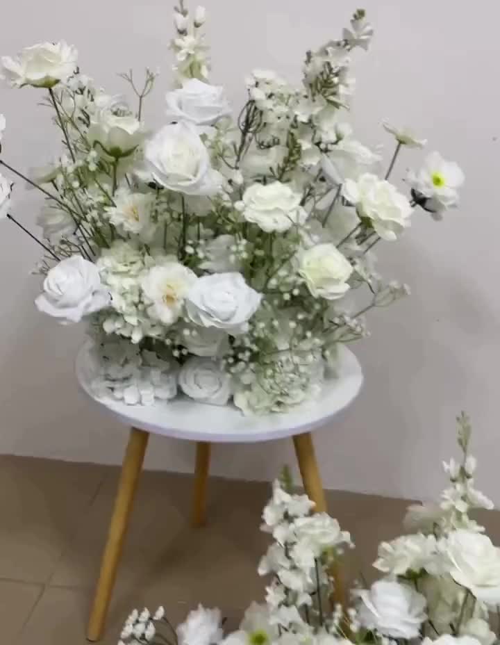 バーガンディローズフラワーボールセンターピース：結婚式の祭壇装飾