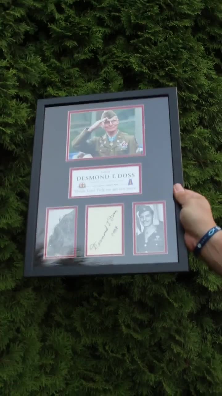 Corporal Desmond T. Doss AUTOGRAPH DISPLAY CASE Unique Artwork