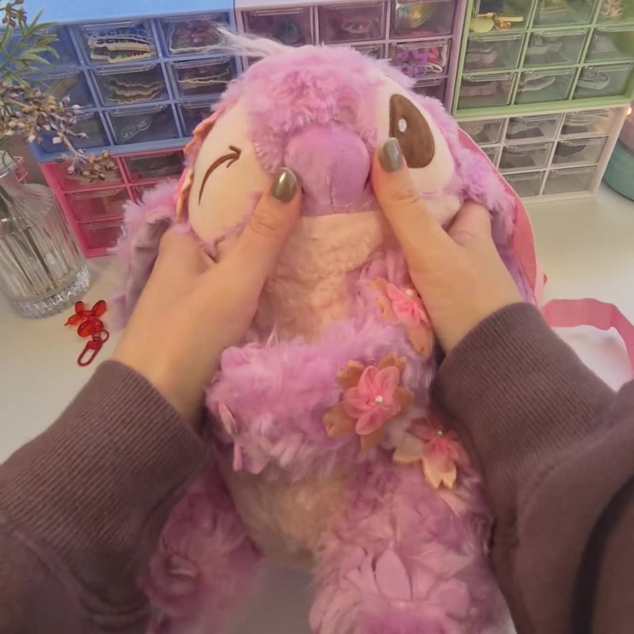 Mini mochila de peluche de ángel de Lilo & Stitch - Bolso novedoso para todas las edades video poster