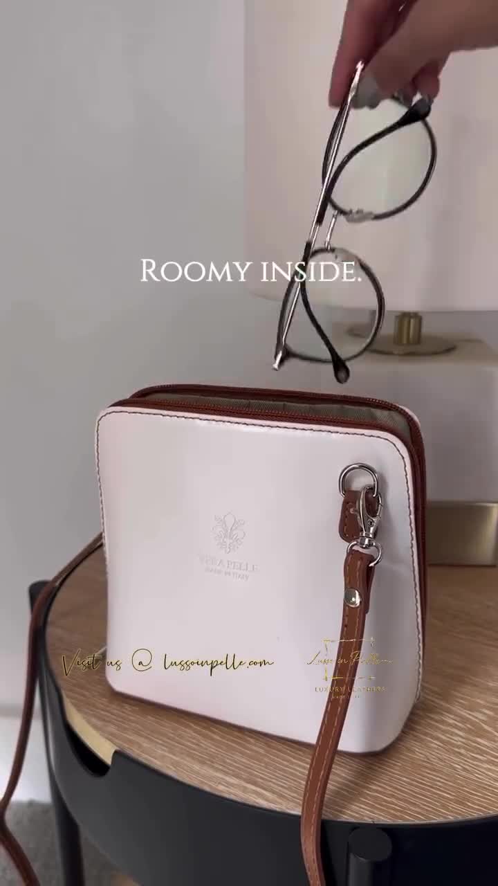 ダークグレーのイタリアンスエード製クロスボディバッグ：取り外し可能