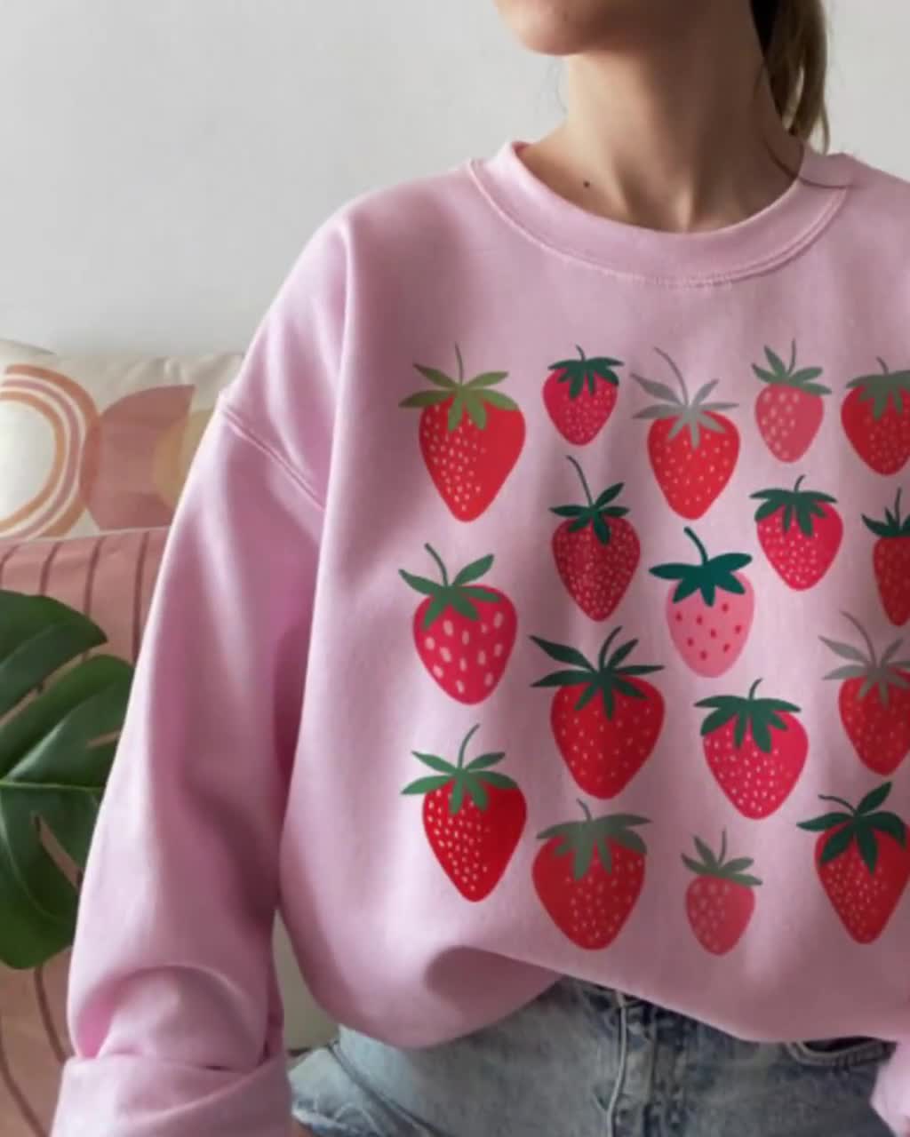 Strawberry Heart Sweatshirt, Strawberry Top, Strawberry Print, Kawaii  Sweatshirt, Aesthetic Clothing - Robin and Rose