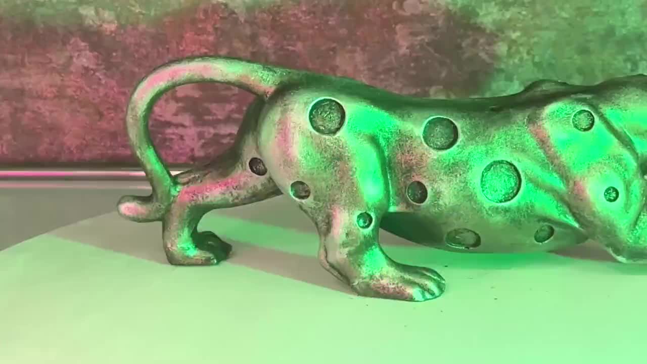 円形の穴のあるパンサー像：手描きのピューマジャガーヒョウ彫刻装飾