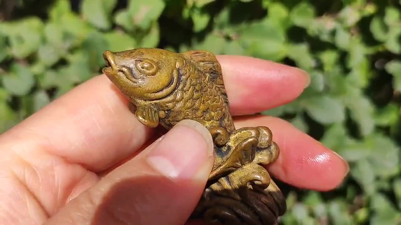 水から飛び出す赤銅鯉Fsih、風水魚像、ルーシーコモンコイ魚彫刻