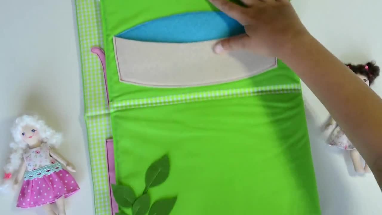 DeAO Bolso 2 En 1 Con Casa De Muñecas Incorporada – Bolso De Mano Portátil Con Cerradura, Muñeca Y Muebles Incluidos