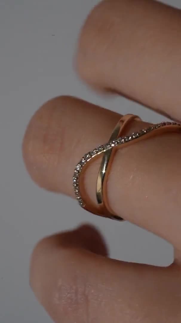 Anillo de doble banda con diseño de onda cruzada, anillo apilable de moissanita redonda de oro de 14 quilates, anillo envolvente de diamantes, bandas entrelazadas, delicado anillo cruzado. video poster