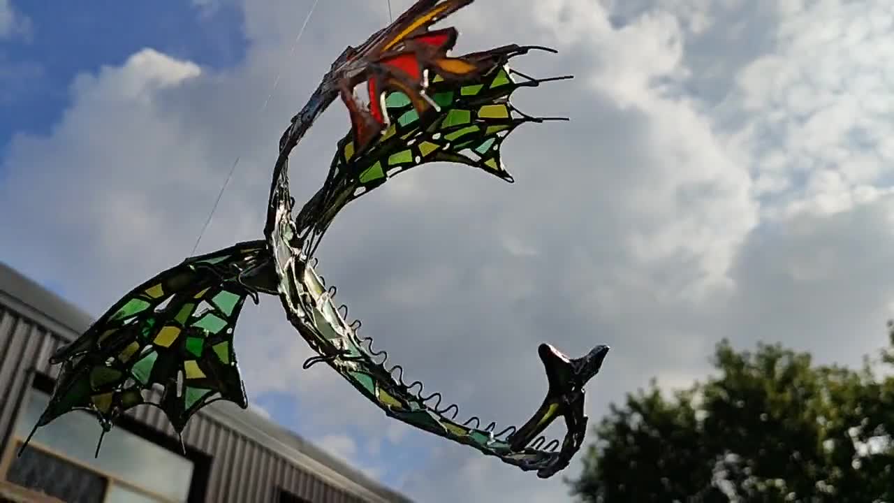 ドラゴンの火を吐く置物モバイルサンキャッチャー、ステンドグラス 3D