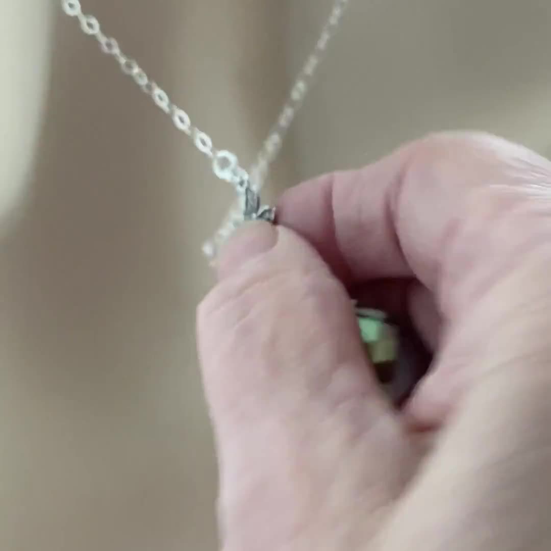Collana con libellula. Ciondolo a forma di libellula viola con goccia viola e perla d'acqua dolce. Gioielli fatti a mano. - Italia
