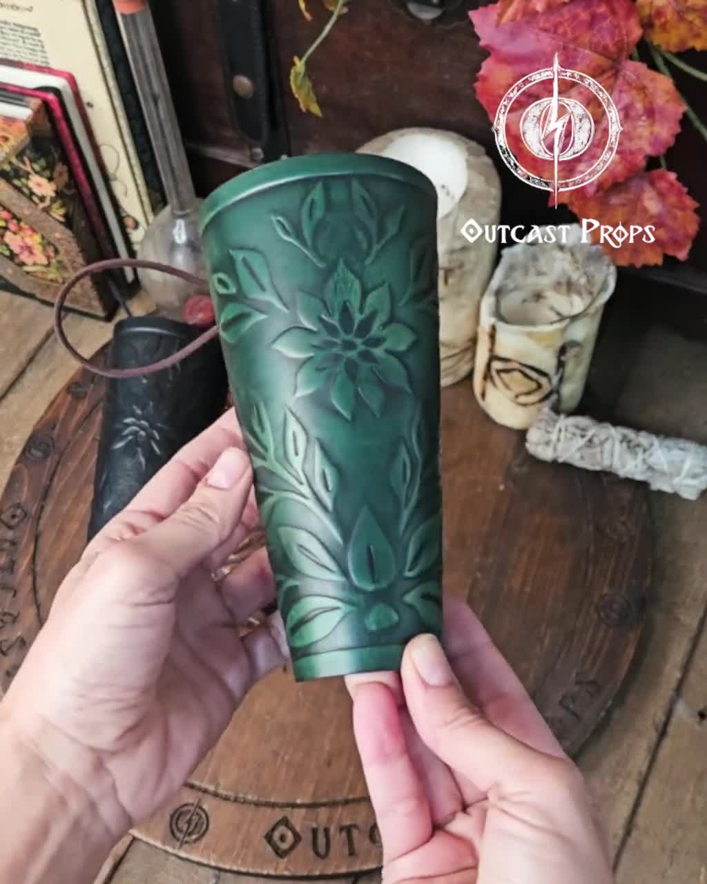 Floral Leder Armschiene Armschutz Armschiene Leder grün blau bunt Einzelstück Leder braun für Larp und Larp Frauen Cosplay Kostüme video poster