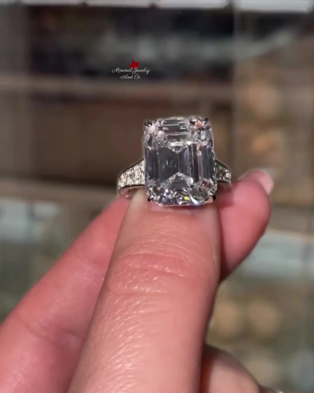 エメラルドカットモアッサナイト婚約指輪、8カラットソリティアワイド