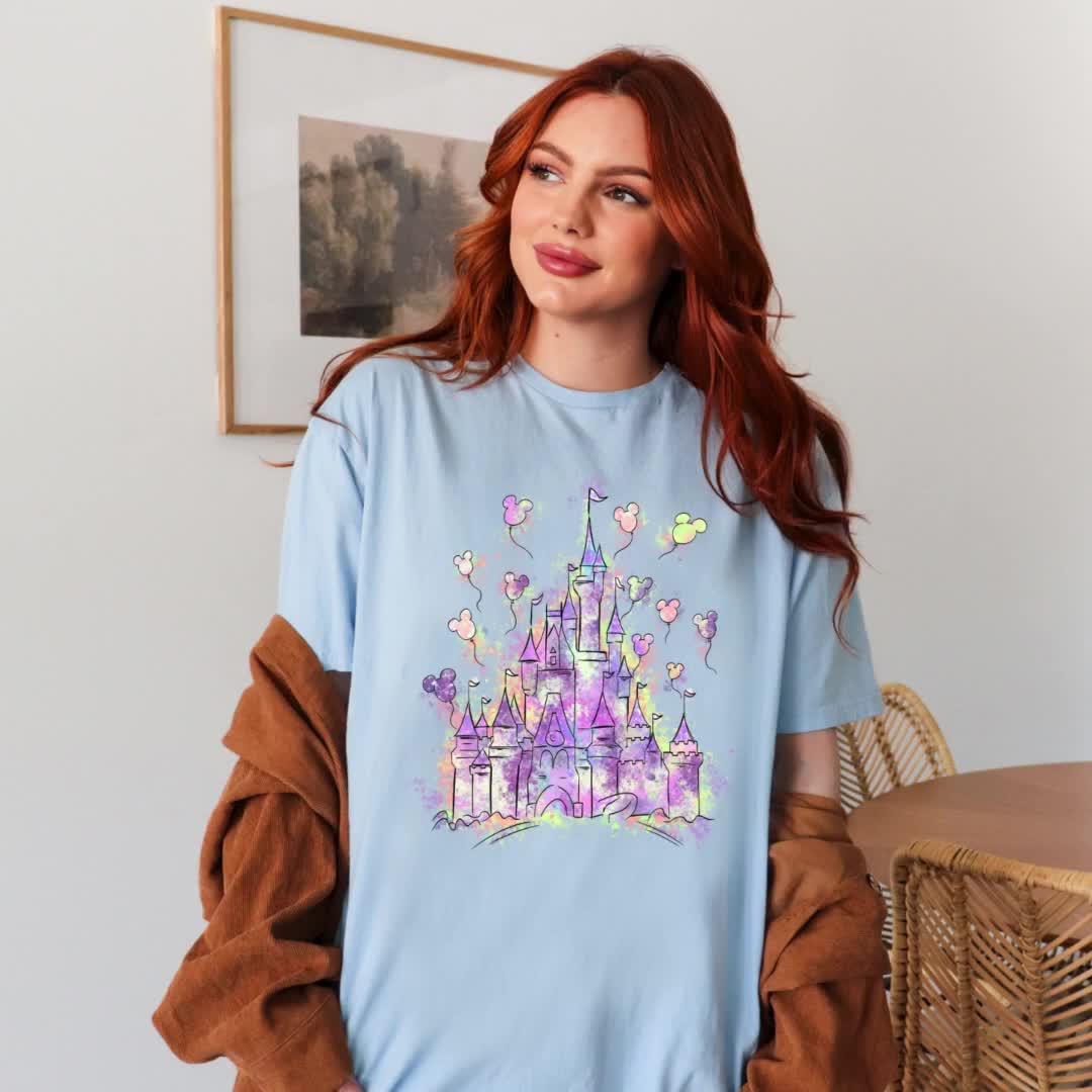 Camiseta de acuarela de Disney, camiseta del castillo de Minnie de Disney, sudadera de Disneyland 2025, camiseta a juego de Mama Mini, camiseta de viaje de chicas a Disneyworld video poster
