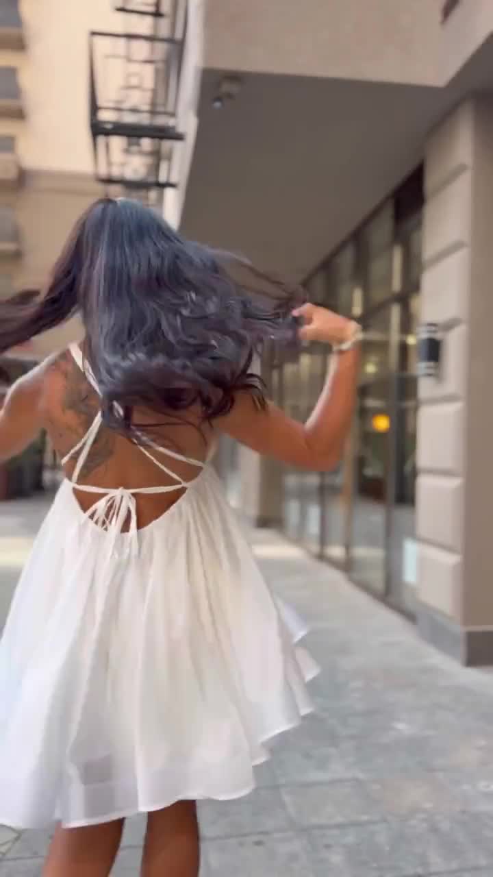 Minivestido de Tencel con espalda ajustable, vestido suave y sostenible, vestido con cintura ajustable, minivestido de verano, minivestido blanco video poster