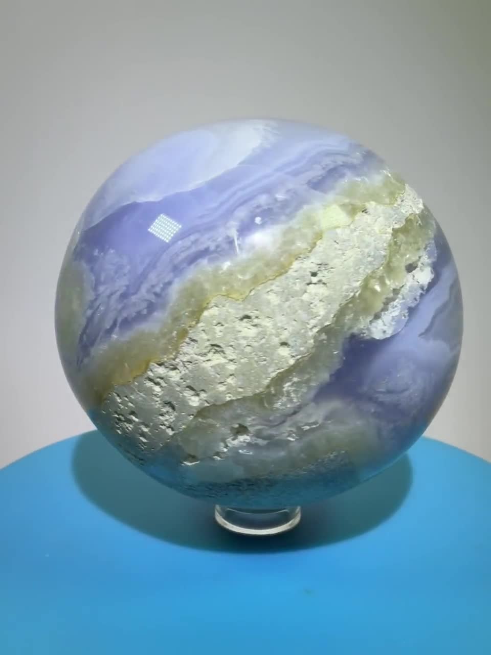 ドゥルージーブルーレースアゲートスフィア：69 mmのゴージャスな