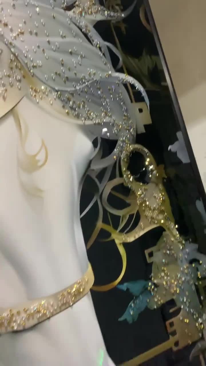 すぐに掛けられる強化ガラス製ウォールアート。白い馬の絵。クリスタル