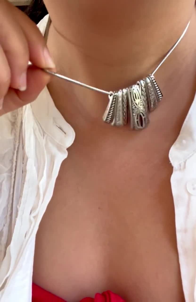 Collar con colgante de abanico de plata vintage de Brighton, cadena ajustable, detalles grabados. video poster