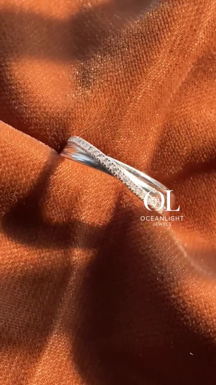 Anillo de bodas de oro blanco con diamantes cultivados en laboratorio y forma de cruz. video poster