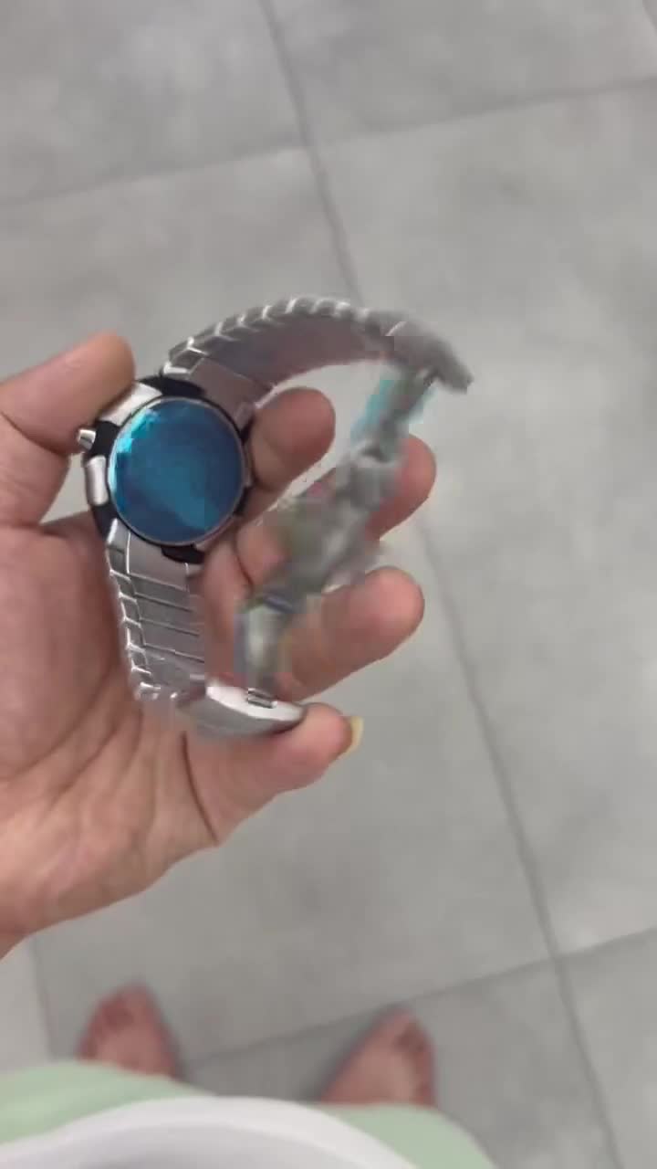 Oakley Crush Vintage Watch – Bold Blue Dial, Futuristic Design