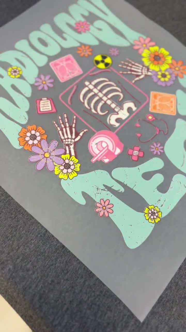 Disney Toy Story-tröja, Woody Jessie Buzz Lightyear signaturtröja, Disneyland-tröja med familjeresa 2026, Disney barntröja, semesteroutfit video poster