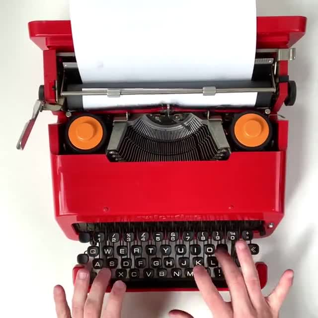 完全に動作するタイプライター - 赤色のオリベッティ・バレンタインS