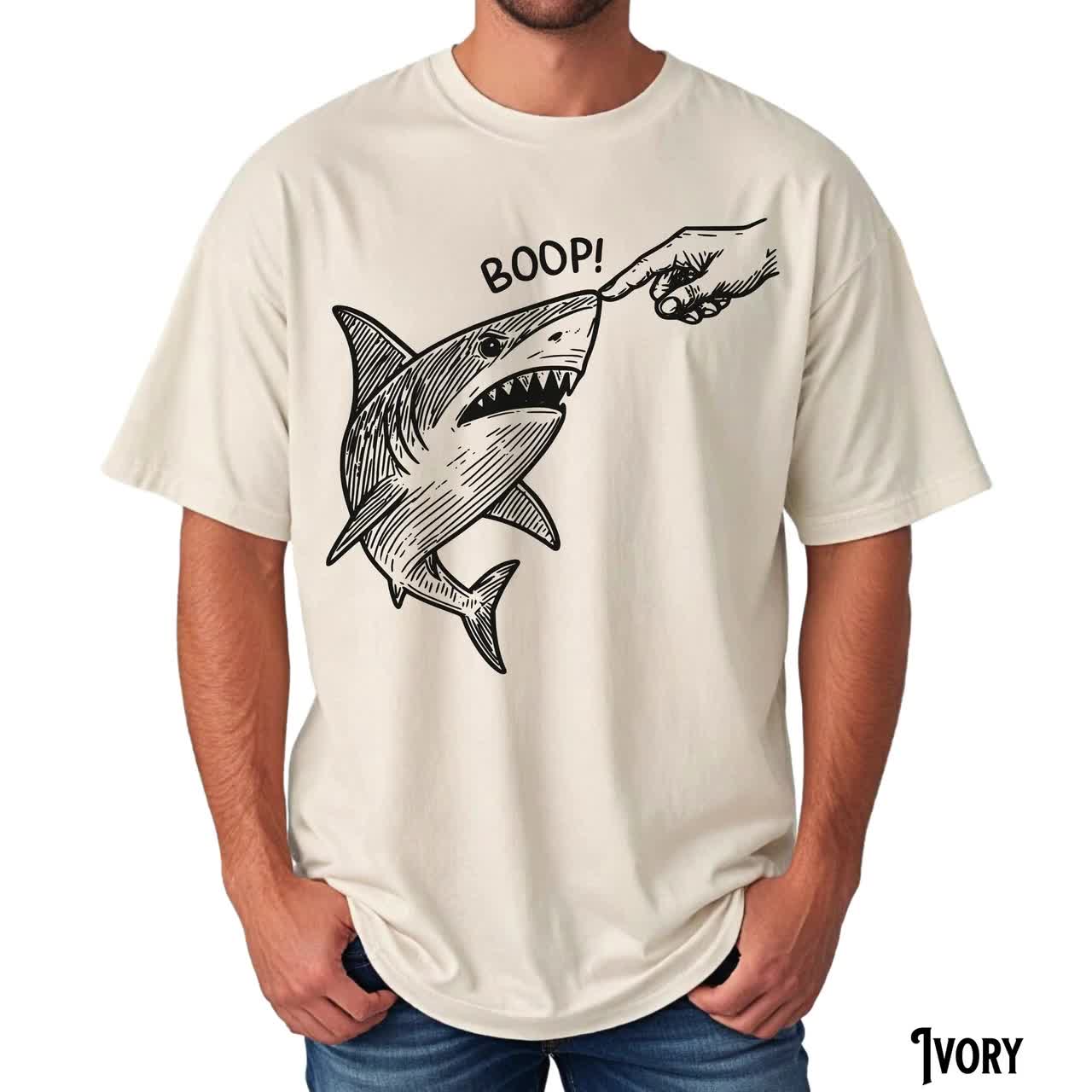 Colori confortevoli, maglietta Boop Shark, maglietta unisex tinta in capo, meme divertente, surf, spiaggia, oceano, vita marina, naso video poster