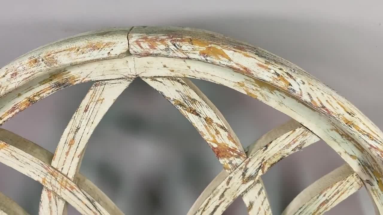半アーチ型アンティーク調ファームハウス風大聖堂窓、素朴な白い