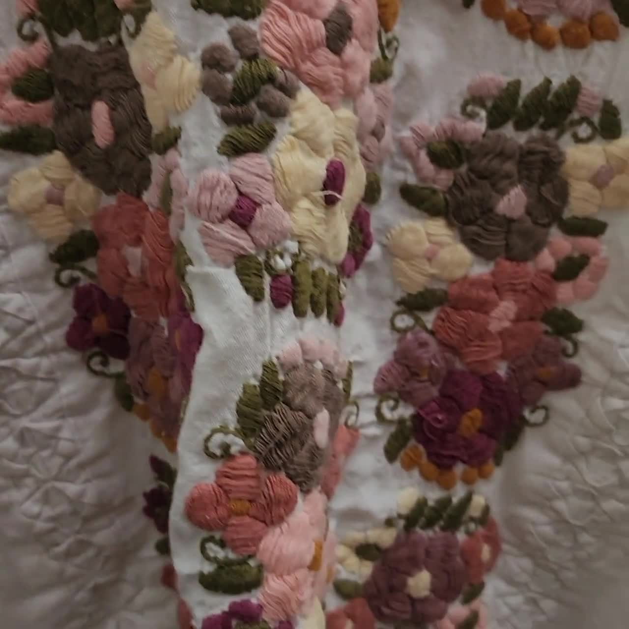 Blusa túnica vintage bohemia con flores bordadas a mano, talla S/M, estilo Johnny Was, color beige con estampado floral rosa y verde. video poster