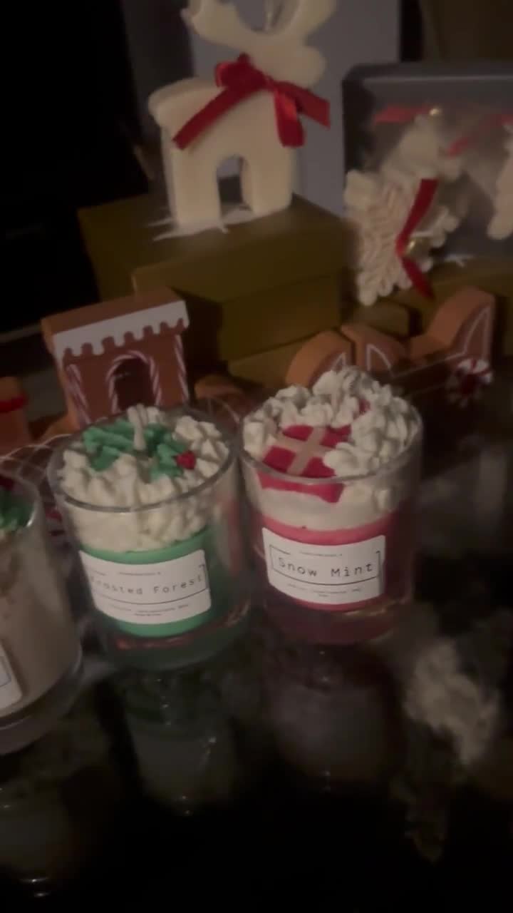 Candela di pan di zenzero montata • Candela di Natale accogliente • Candela di pan di zenzero • Profumo di panetteria natalizia • Candela di soia invernale • Nido profumato video poster