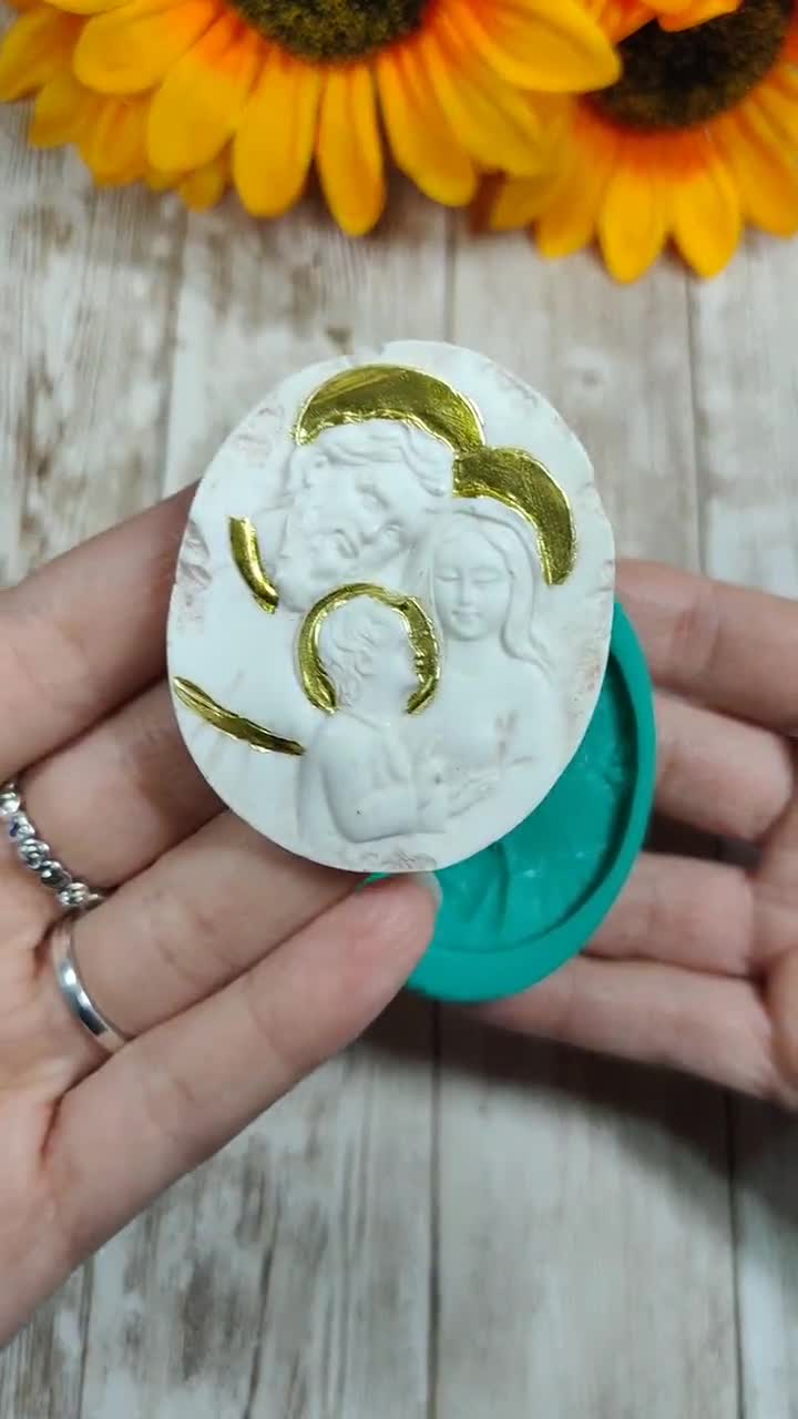キリスト降誕シーンの幼子イエスを象った、直径5cmのシリコン型。樹脂
